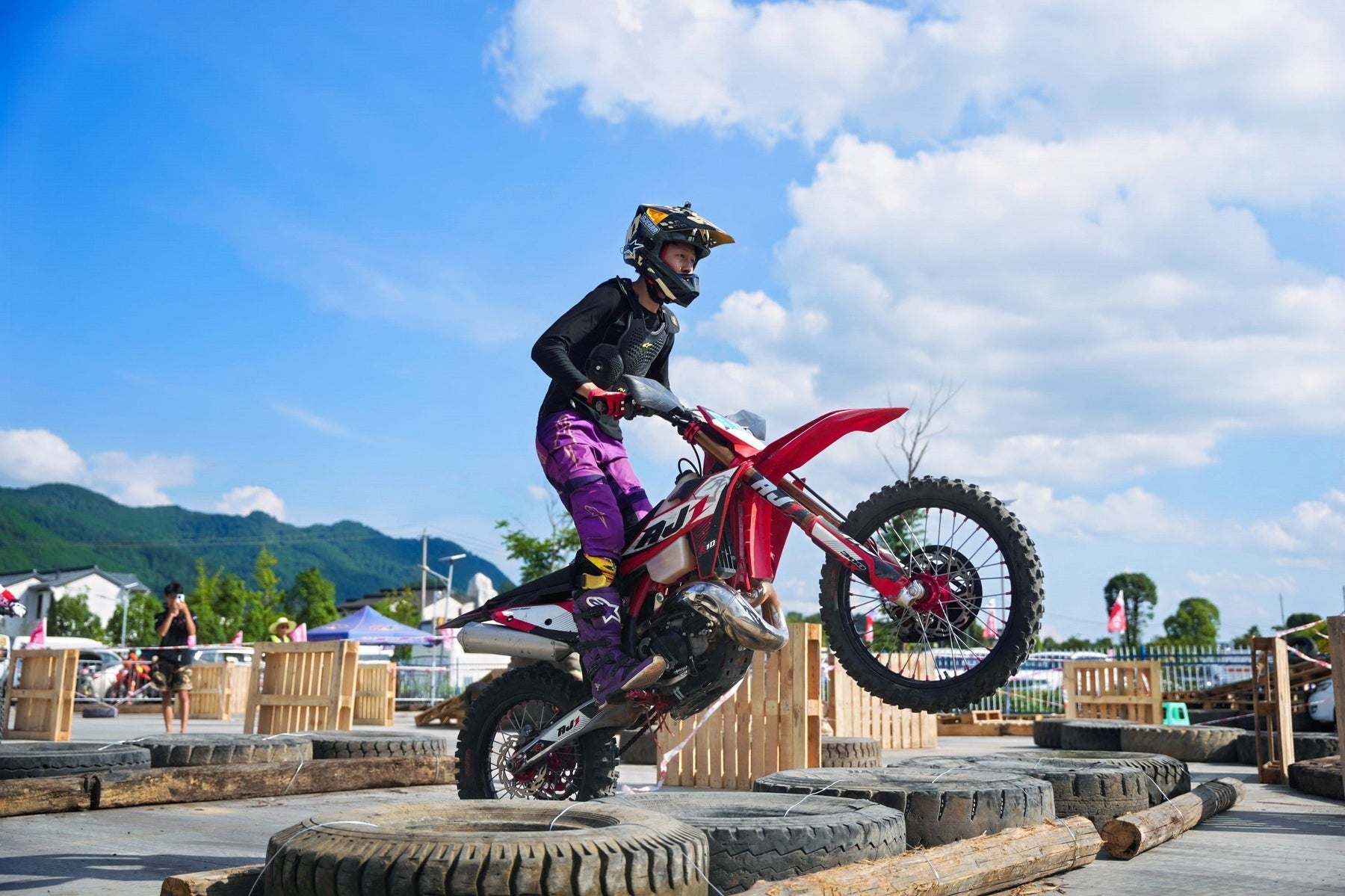 Racing along the Luobei River, AJ1 unleashes its passion!